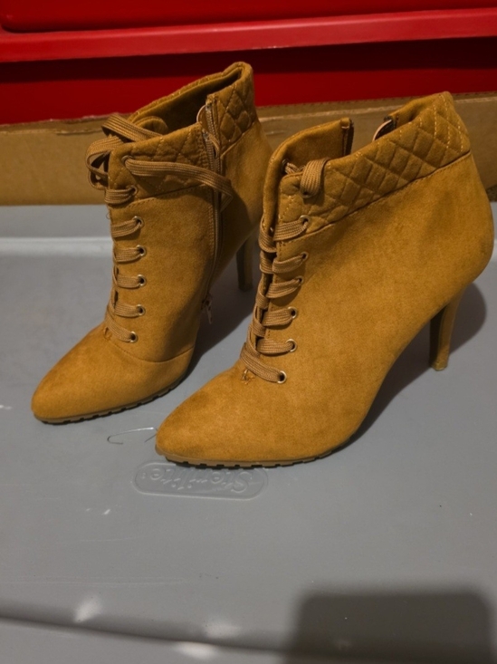 Shoes - Women's Lace-Up Pointed Toe Ankle Boots - Camel